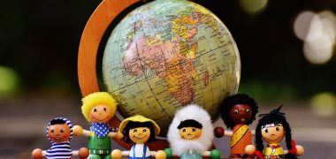 地球气候带分布世界地图，从赤道到极地依次展示热带、亚热带、温带、寒带的气候类型，配以代表性自然景观