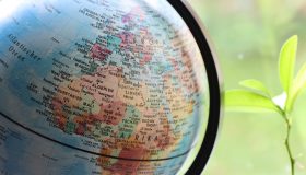 earth地球正面高清卫星图，蓝色海洋、绿色大陆与白色云层层次分明，是科教常用的标准地球影像